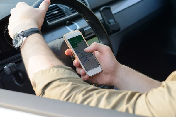 Driver use a navigation on smartphone inside a car — Stock Photo, Image