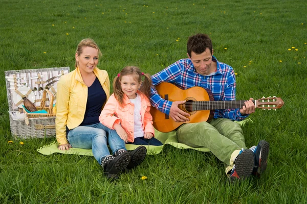 Familie fuera en el picnic —  Fotos de Stock