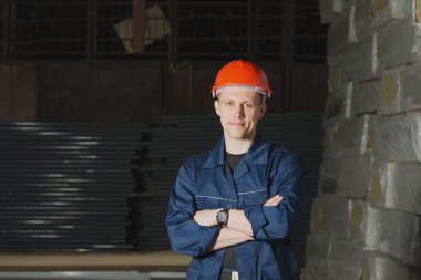 kırmızı bere işçi deponun fonunda standları