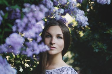 Leylak güzel esmer kadın 