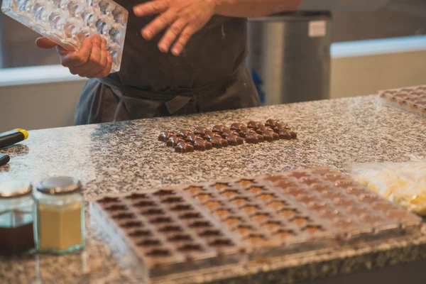 チョコレート生産によって労働者の手 — ストック写真