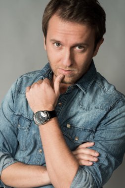 yakışıklı seriosly seyir kot gömlek