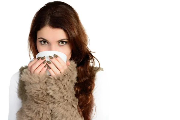 Hermosa mujer en piel con taza de bebida — Foto de Stock