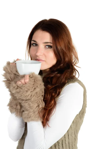 Hermosa mujer en piel con taza de bebida — Foto de Stock