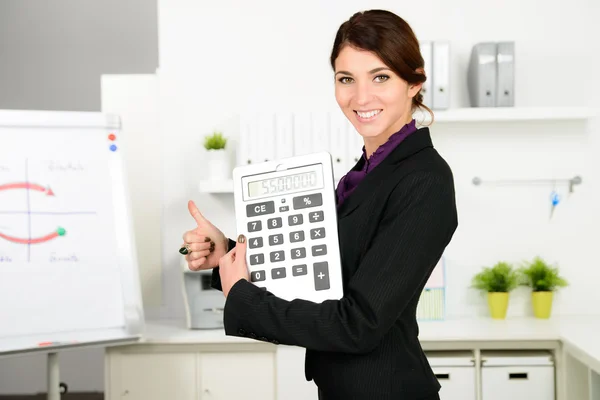 Mulher de negócios com grande calculadora — Fotografia de Stock