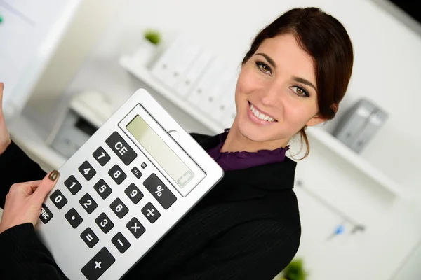 Mujer de negocios con calculadora grande — Foto de Stock