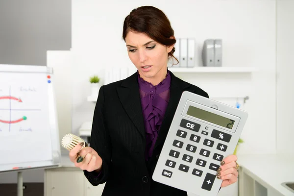 Hermosa mujer de negocios preocuparse por los costos de calefacción —  Fotos de Stock