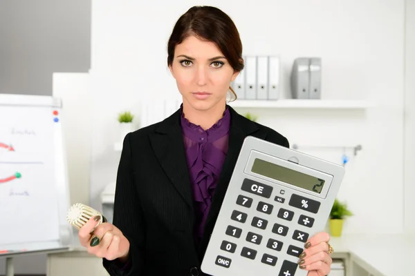 Hermosa mujer de negocios preocuparse por los costos de calefacción —  Fotos de Stock