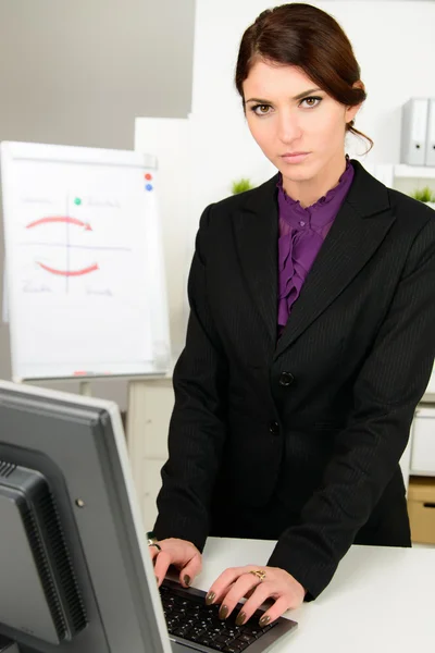 在计算机工作的女商人 — 图库照片