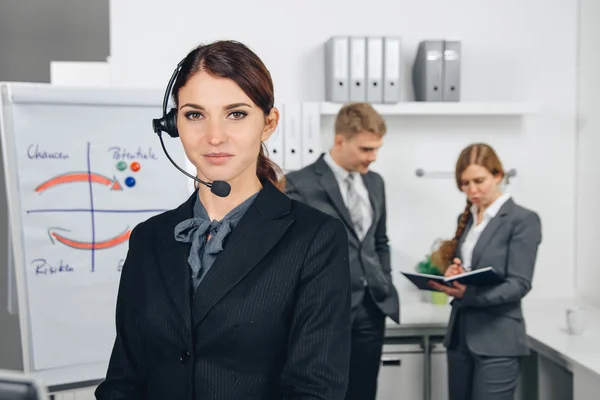 Bizneswoman pracująca w call center — Zdjęcie stockowe