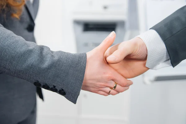 Handdruk van man en vrouw in pak — Stockfoto