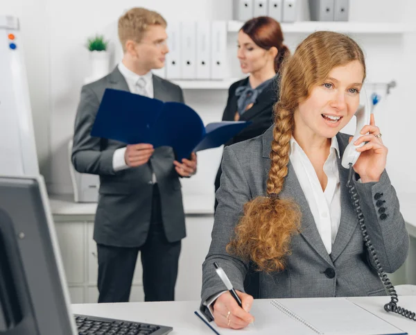 Donna d'affari che parla al telefono in ufficio — Foto Stock