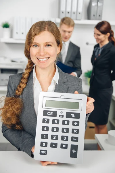 Zakenvrouw met een rekenmachine — Stockfoto