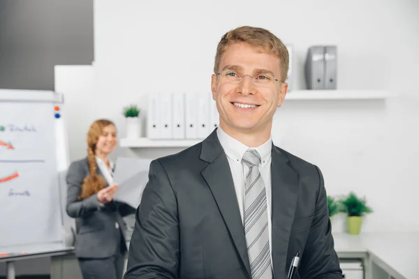 Attraktiv business man in office — Stock Photo, Image