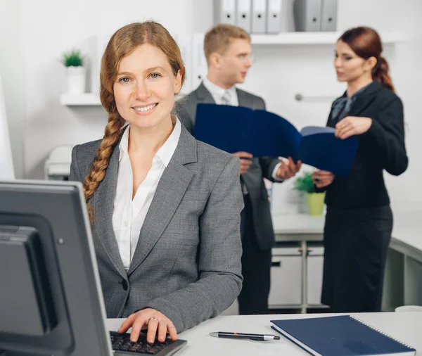 Mujer de negocios que trabaja en la oficina —  Fotos de Stock