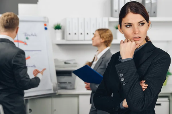 Femme d'affaires s'inquiètent au bureau — Photo