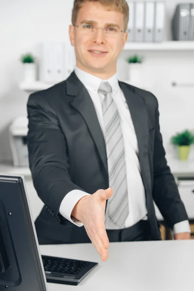 Attraktiv business man giving a hand in office — Stock Photo, Image