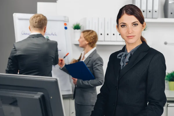 Mujer de negocios que trabaja en la oficina —  Fotos de Stock