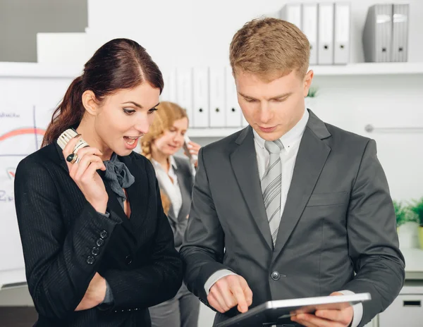 Dos personas calculando los costes de calefacción — Foto de Stock