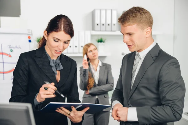 Male manager instructs female employee — Stock Photo, Image