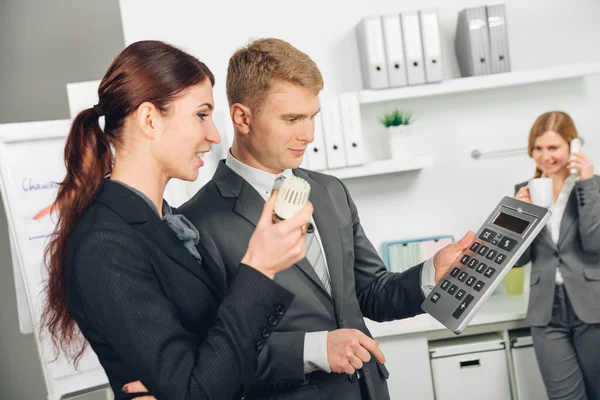 Dos personas calculando los costes de calefacción —  Fotos de Stock