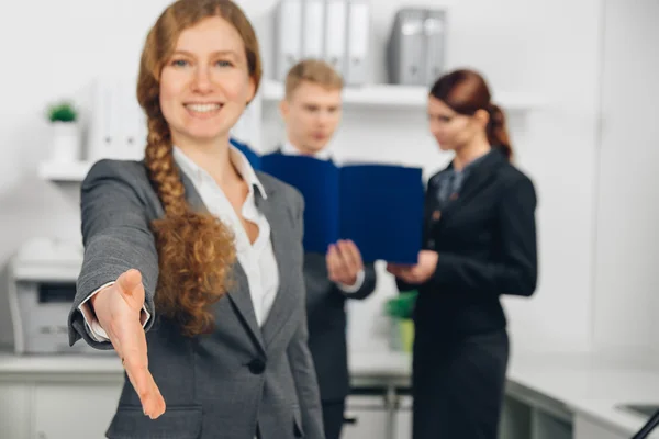 Γυναίκα των επιχειρήσεων δίνοντας ένα χέρι στο γραφείο — Φωτογραφία Αρχείου