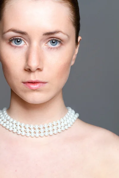 Mooie vrouw met heldere huid en perl nacklace — Stockfoto