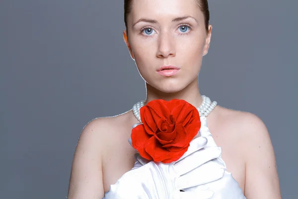 Bella donna con pelle chiara, rosa rossa e collana di perle — Foto Stock