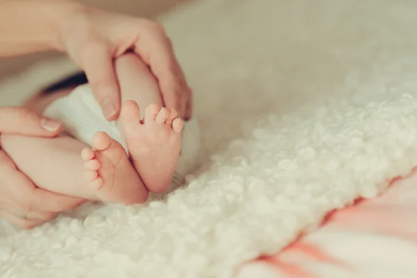 Madres manos sostiene bebé pies —  Fotos de Stock