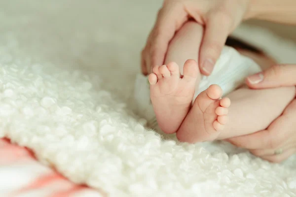 Madres manos sostiene bebé pies —  Fotos de Stock