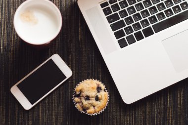 iş kahvaltı kafe, muffin, dizüstü bilgisayar ve cep telefonu