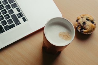 iş kahvaltı kafe, muffin, dizüstü bilgisayar ve cep telefonu