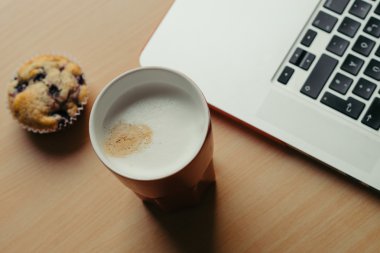 iş kahvaltı kafe, muffin, dizüstü bilgisayar ve cep telefonu