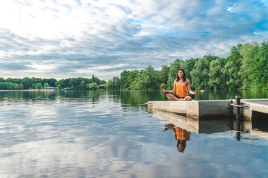 Lotus poz oturan güzel kadın