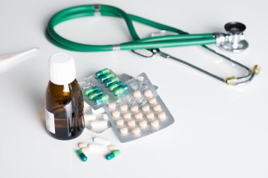 ilaçlar, haplar ve stetoskop
