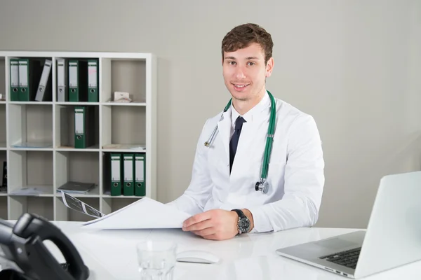 Médico con una documentación médica sonríe —  Fotos de Stock