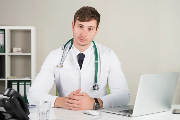 Doctor looking friendl — Stock Photo, Image