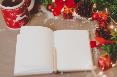 pan ve yılbaşı dekorasyonu ile boş not defteri 