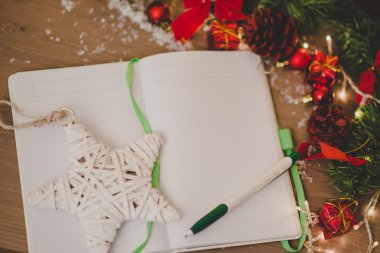 pan ve yılbaşı dekorasyonu ile boş not defteri 