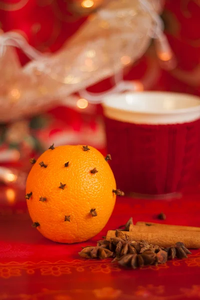 Frohe Weihnachtsdekoration mit Orange und Tasse — Stockfoto