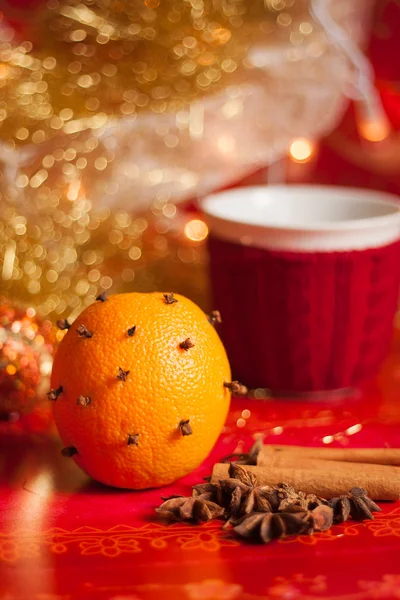 Frohe Weihnachtsdekoration mit Orange und Tasse — Stockfoto