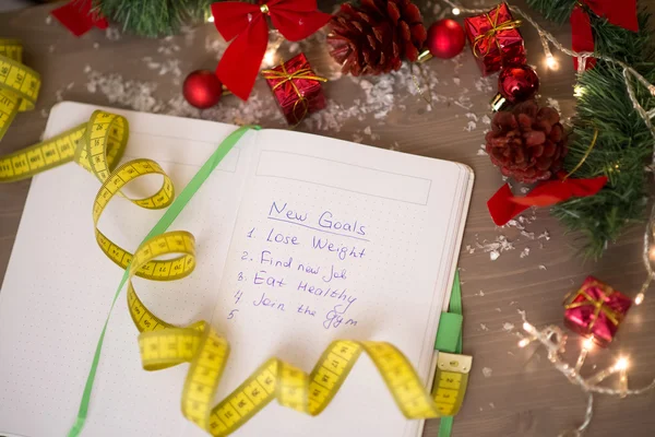 New year's resolutions written on a notepad with a measure tape — Stock Photo, Image