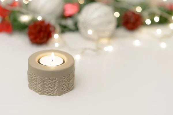 Decorazione natalizia in bianco con candela — Foto Stock