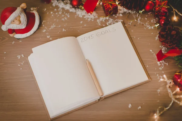 Блокнот с пансионом и рождественским украшением написаны 2015 целей — стоковое фото