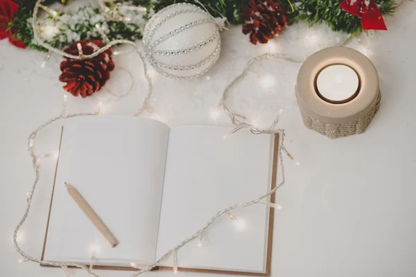 Lege Kladblok met een potlood, kaars en Nieuwjaar decoratie — Stockfoto