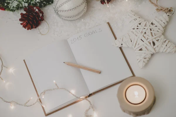 2015 Goals written in notepad with a pencil,candle  and new year — Stock Photo, Image