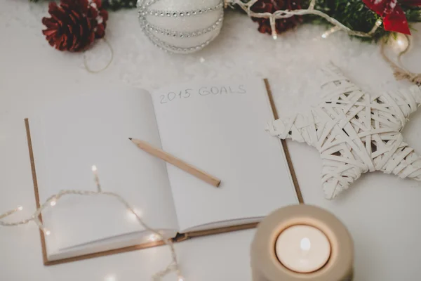 2015 Goals written in notepad with a pencil,candle  and new year — Stock Photo, Image