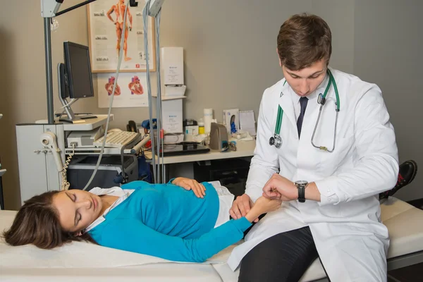 Patient och läkare — Stockfoto