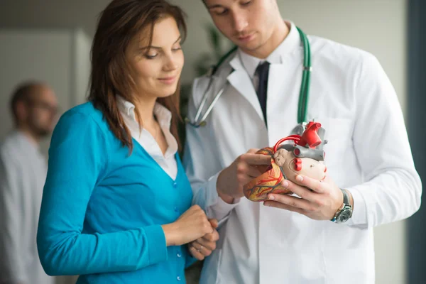 Médico consultar paciente com problemas cardíacos — Fotografia de Stock