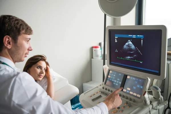 Cardiologista examina ouvir — Fotografia de Stock